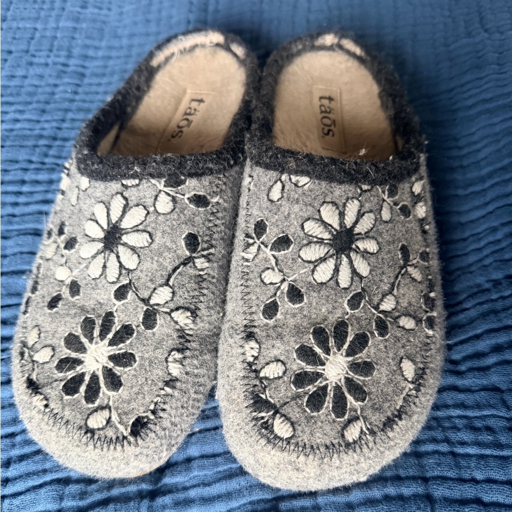 Taos Footwear Charcoal Floral indoor/outdoor slipper/clog Size 38